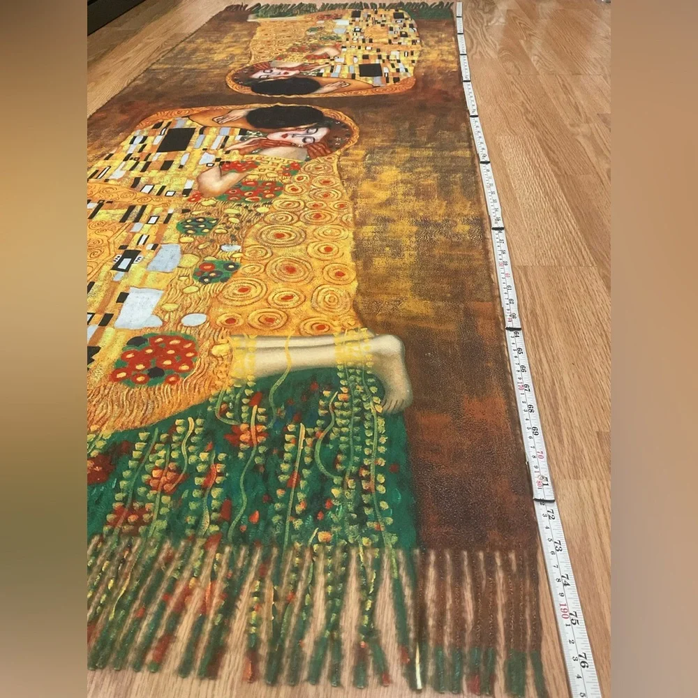 This product is a reversible fringe scarf The Kiss by Gustav Klimt.  AI